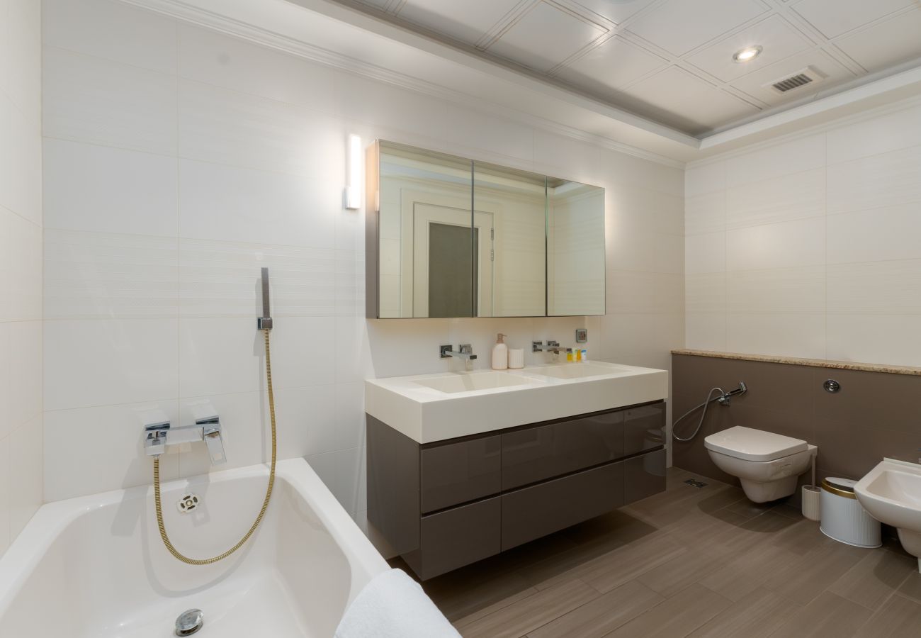 Apartment in Dubai - Prime 3BR w/ Beach Access at the Palm