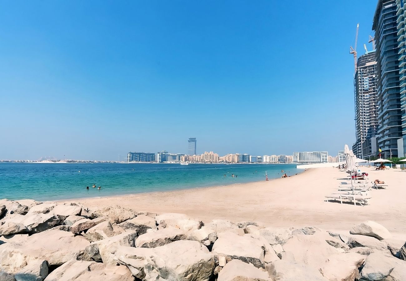 Apartment in Dubai - Elite 1BR Emaar Beachfront | Near Marina & JBR