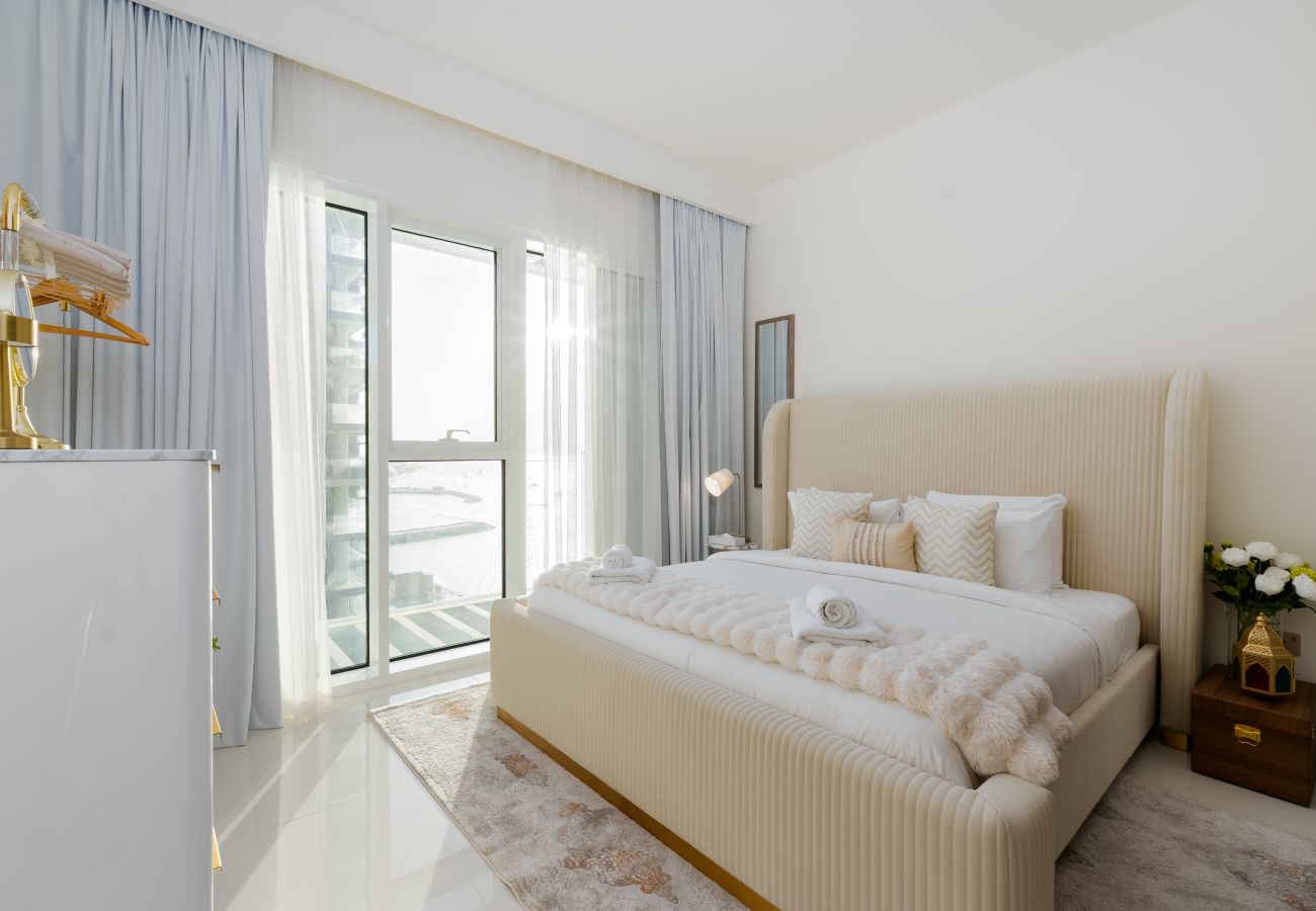 Apartment in Dubai - Elite 1BR Emaar Beachfront | Near Marina & JBR