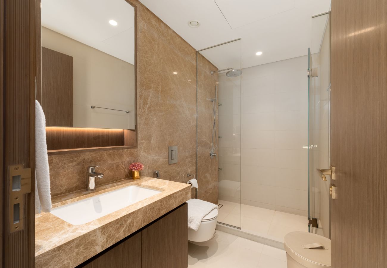 Apartment in Dubai - Elite 1BR Emaar Beachfront | Near Marina & JBR