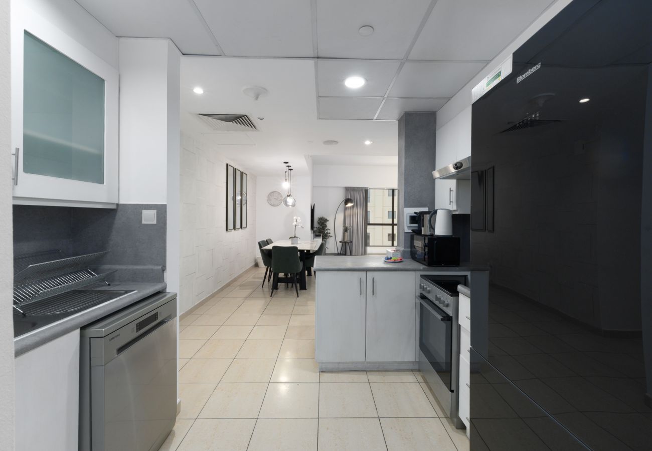 Apartment in Dubai - Cozy JBR 2BR Retreat | Steps to the Beach & The Walk