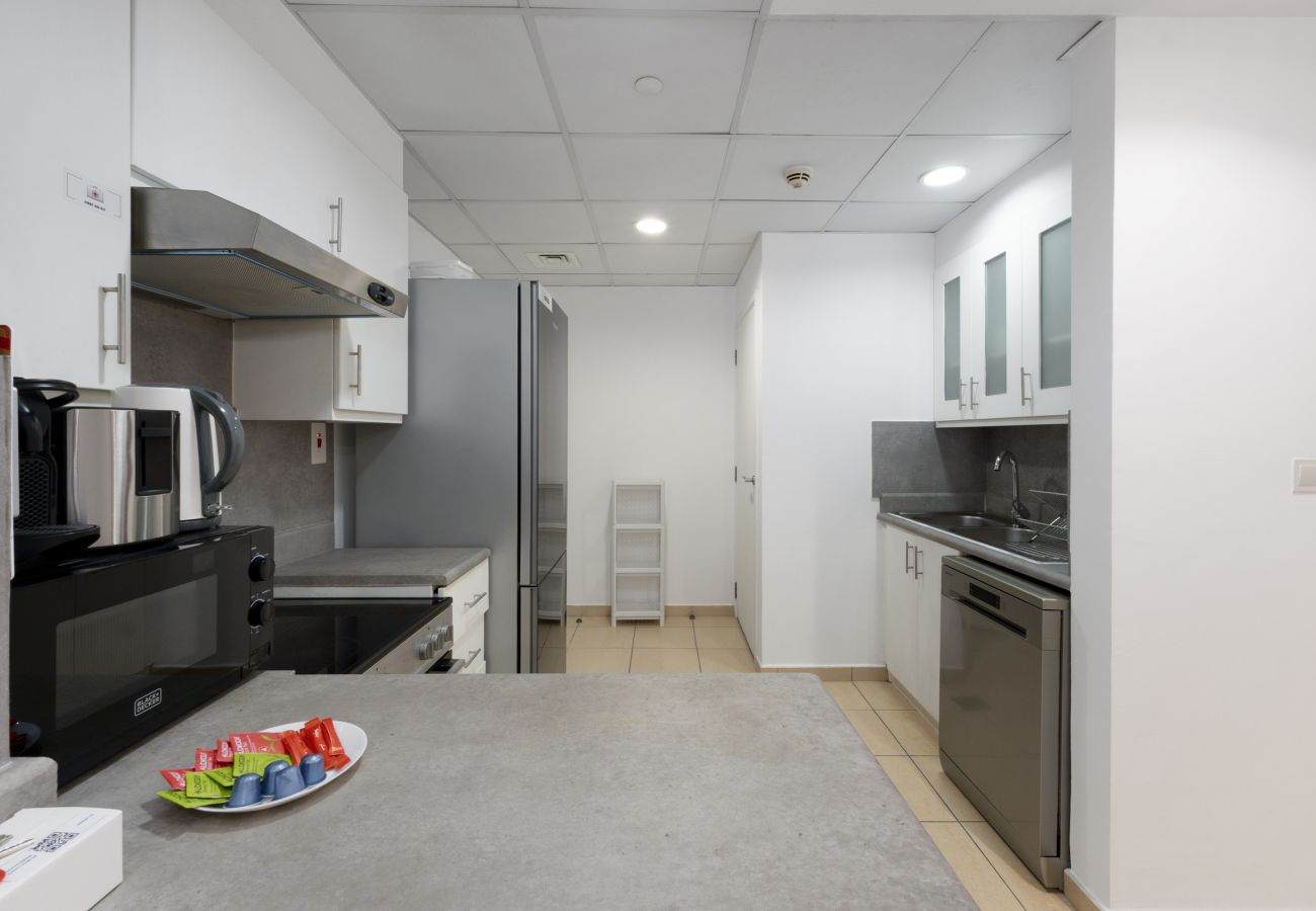 Apartment in Dubai - Cozy JBR 2BR Retreat | Steps to the Beach & The Walk