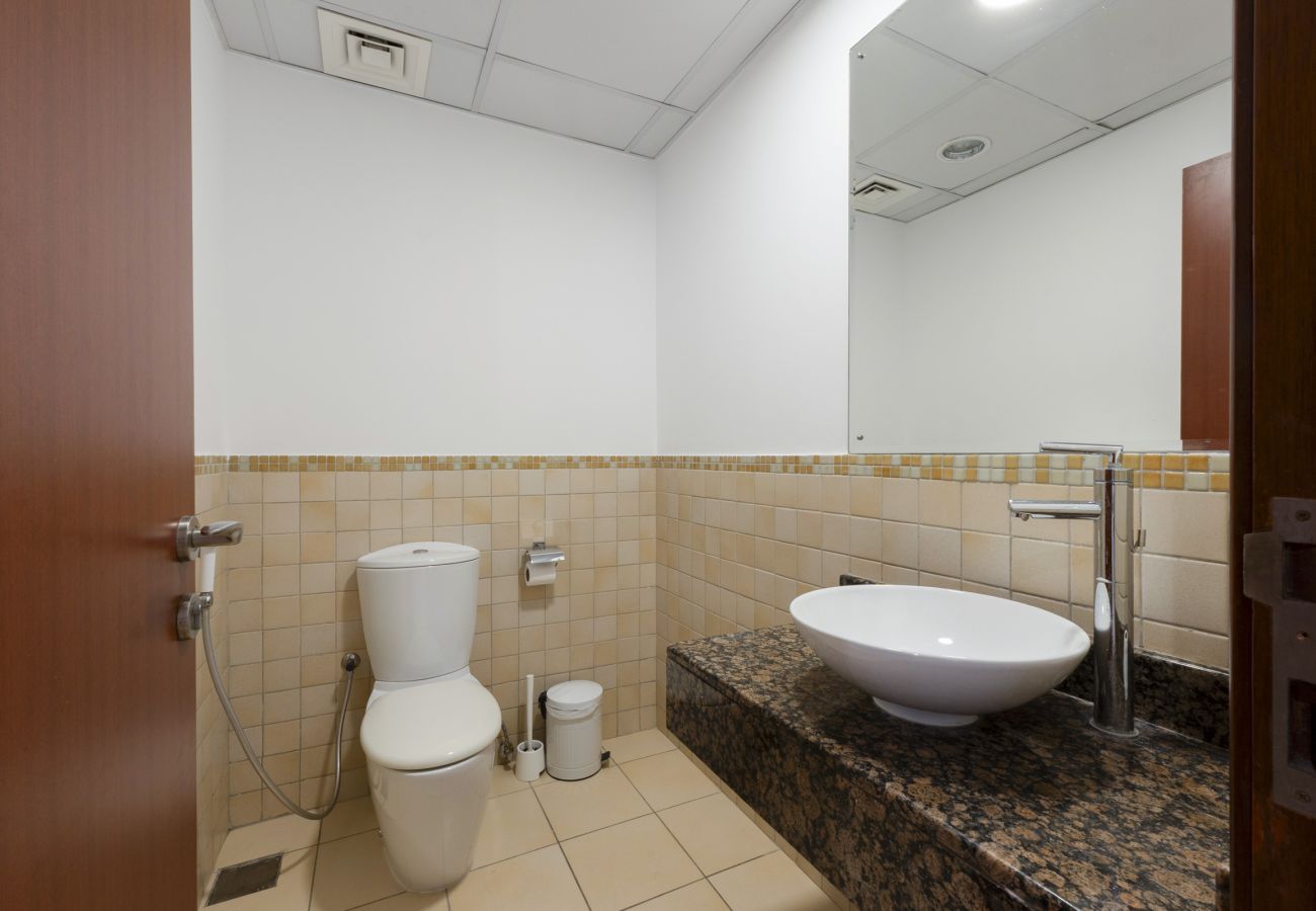 Apartment in Dubai - Cozy JBR 2BR Retreat | Steps to the Beach & The Walk