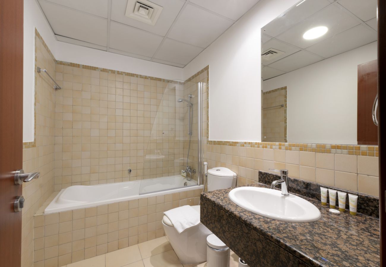 Apartment in Dubai - Cozy JBR 2BR Retreat | Steps to the Beach & The Walk