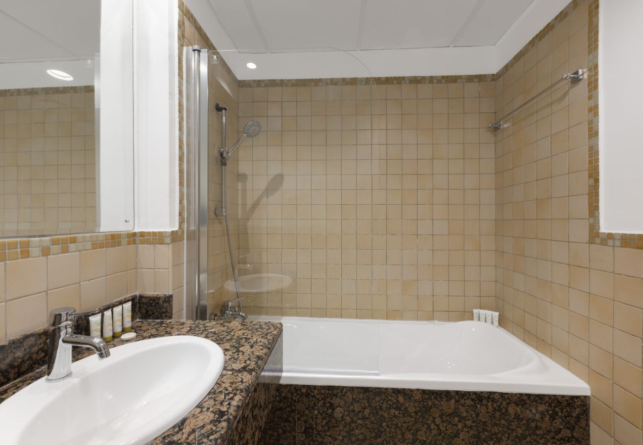 Apartment in Dubai - Cozy JBR 2BR Retreat | Steps to the Beach & The Walk