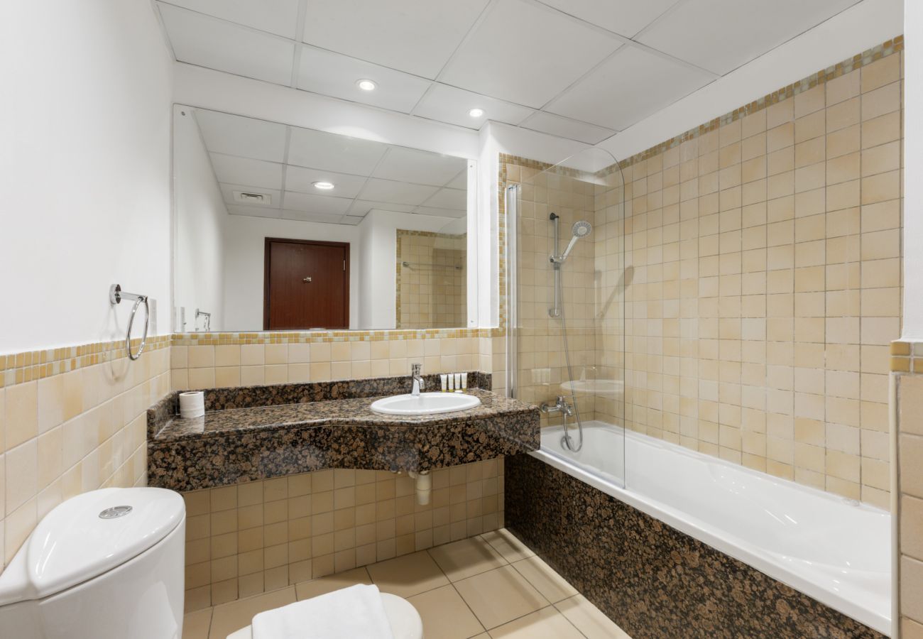 Apartment in Dubai - Cozy JBR 2BR Retreat | Steps to the Beach & The Walk