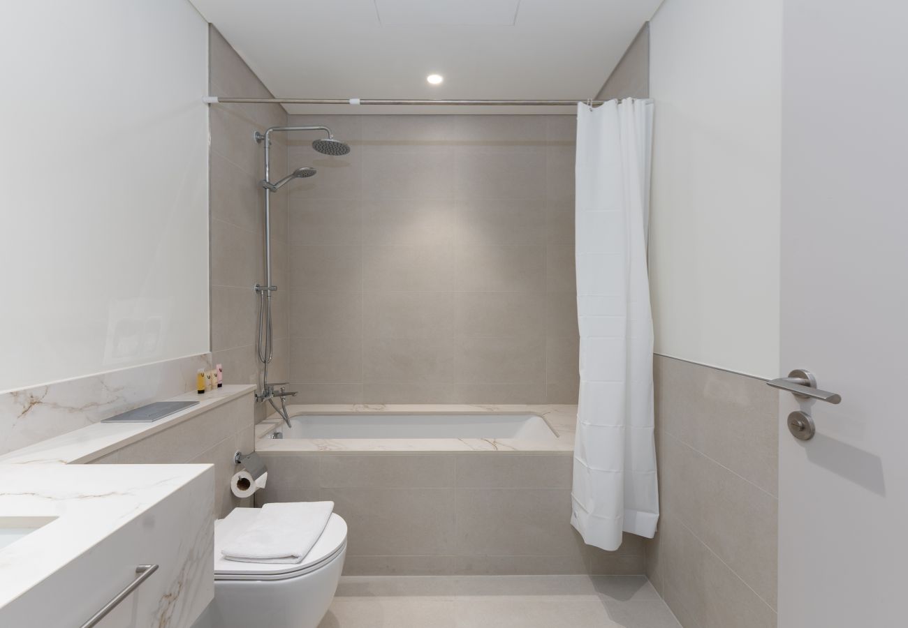 Apartment in Dubai - Modern Beachfront 3BR Apt | Near Marina & JBR 