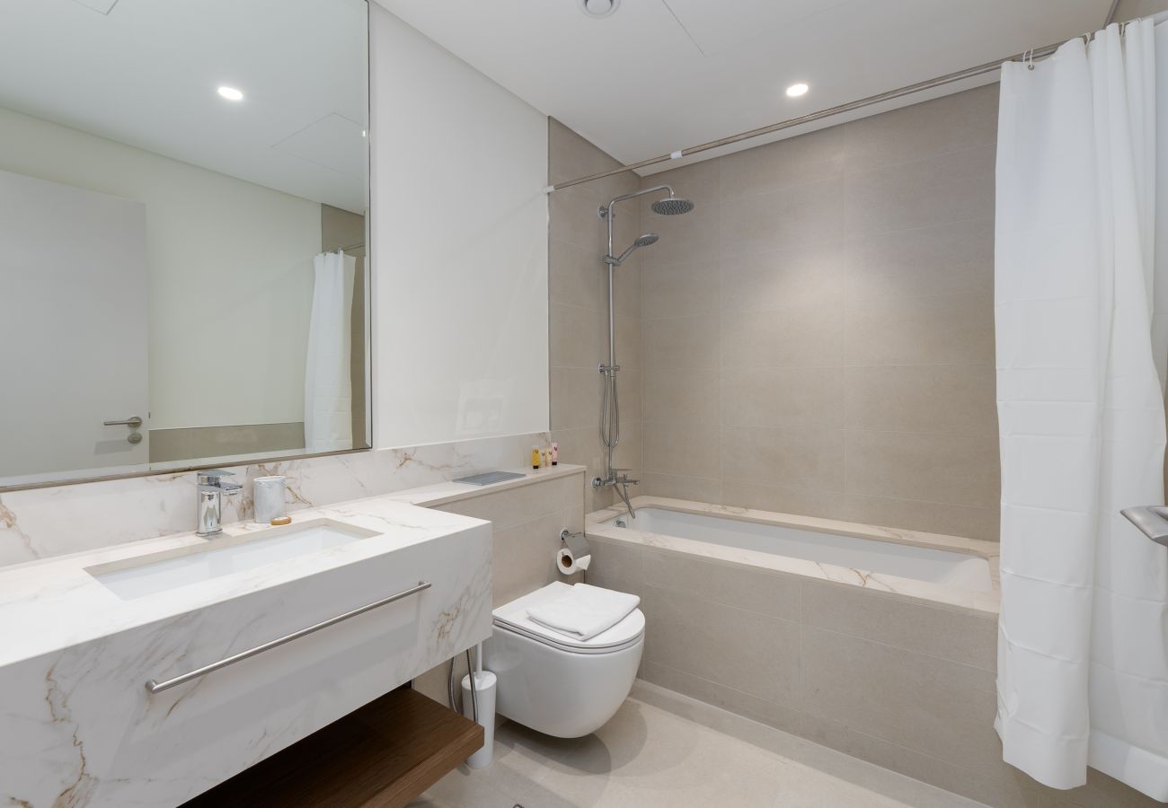 Apartment in Dubai - Modern Beachfront 3BR Apt | Near Marina & JBR 