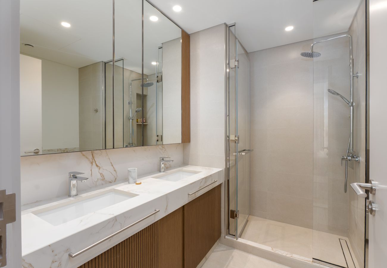 Apartment in Dubai - Modern Beachfront 3BR Apt | Near Marina & JBR 