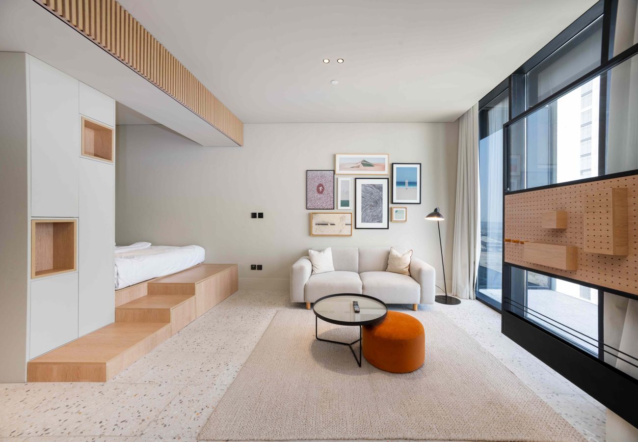 Studio in Dubai - Upscale Business Bay Studio w/ Pool