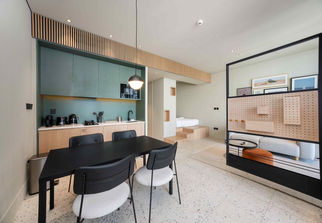 Studio in Dubai - Upscale Business Bay Studio w/ Pool