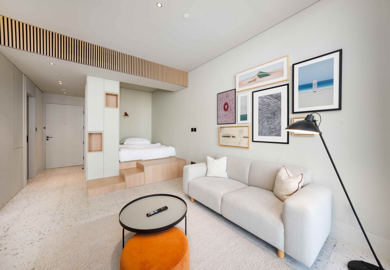 Studio in Dubai - Upscale Business Bay Studio w/ Pool
