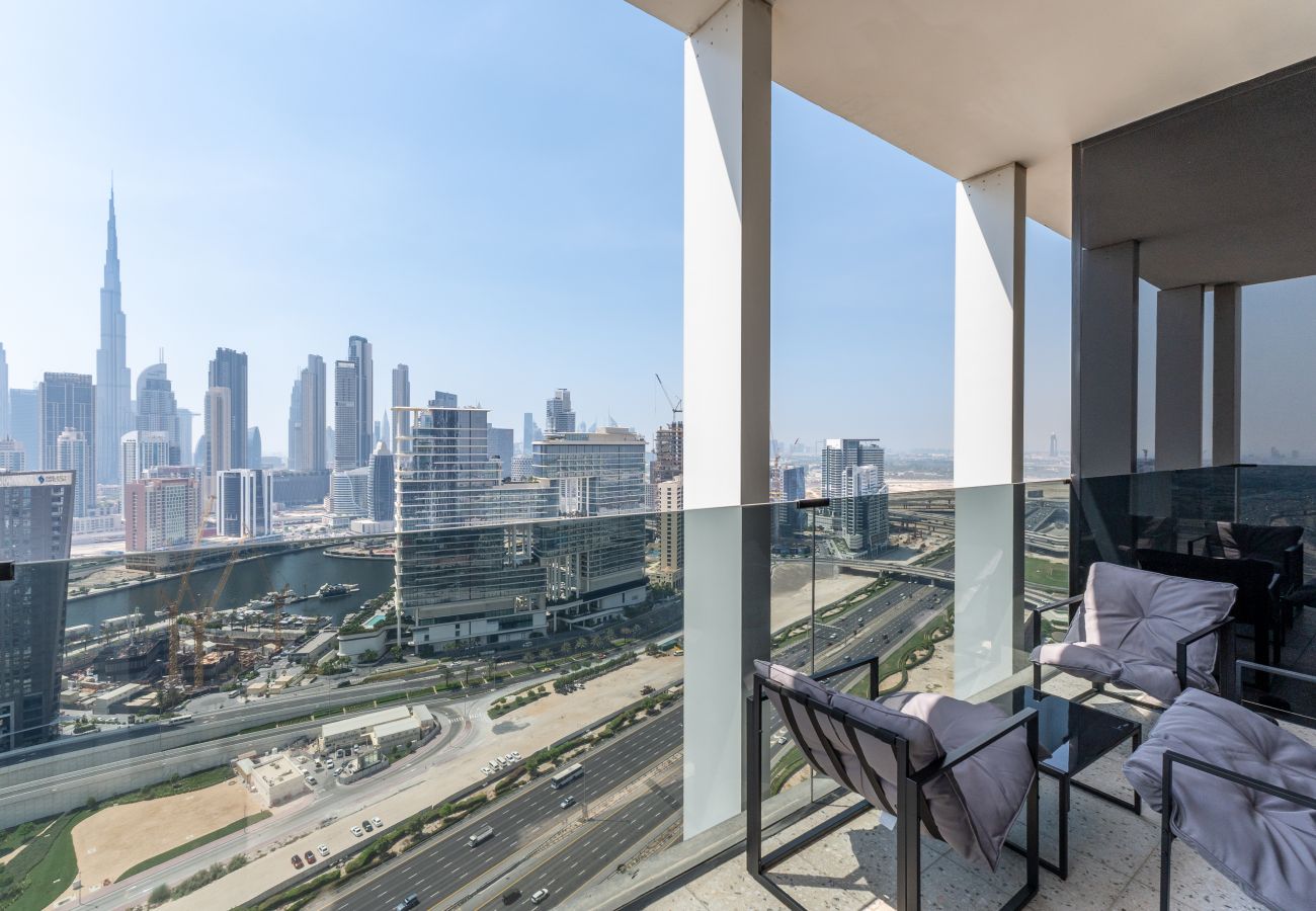 Studio in Dubai - Vibrant Studio w/ Burj View & Balcony