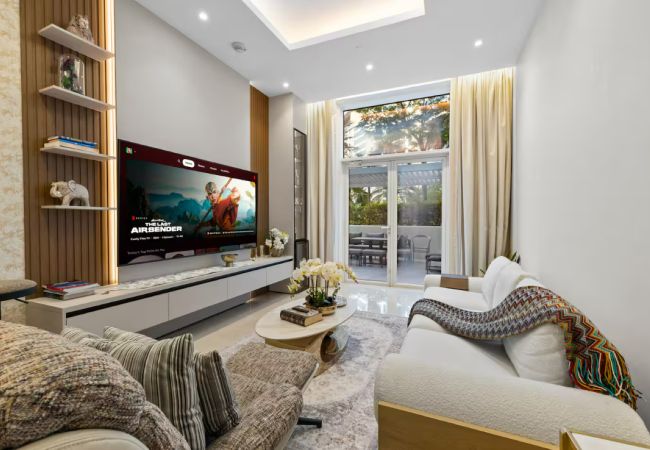 Apartment in Dubai - Palm Jumeirah 2BR w/ Direct Beach Access