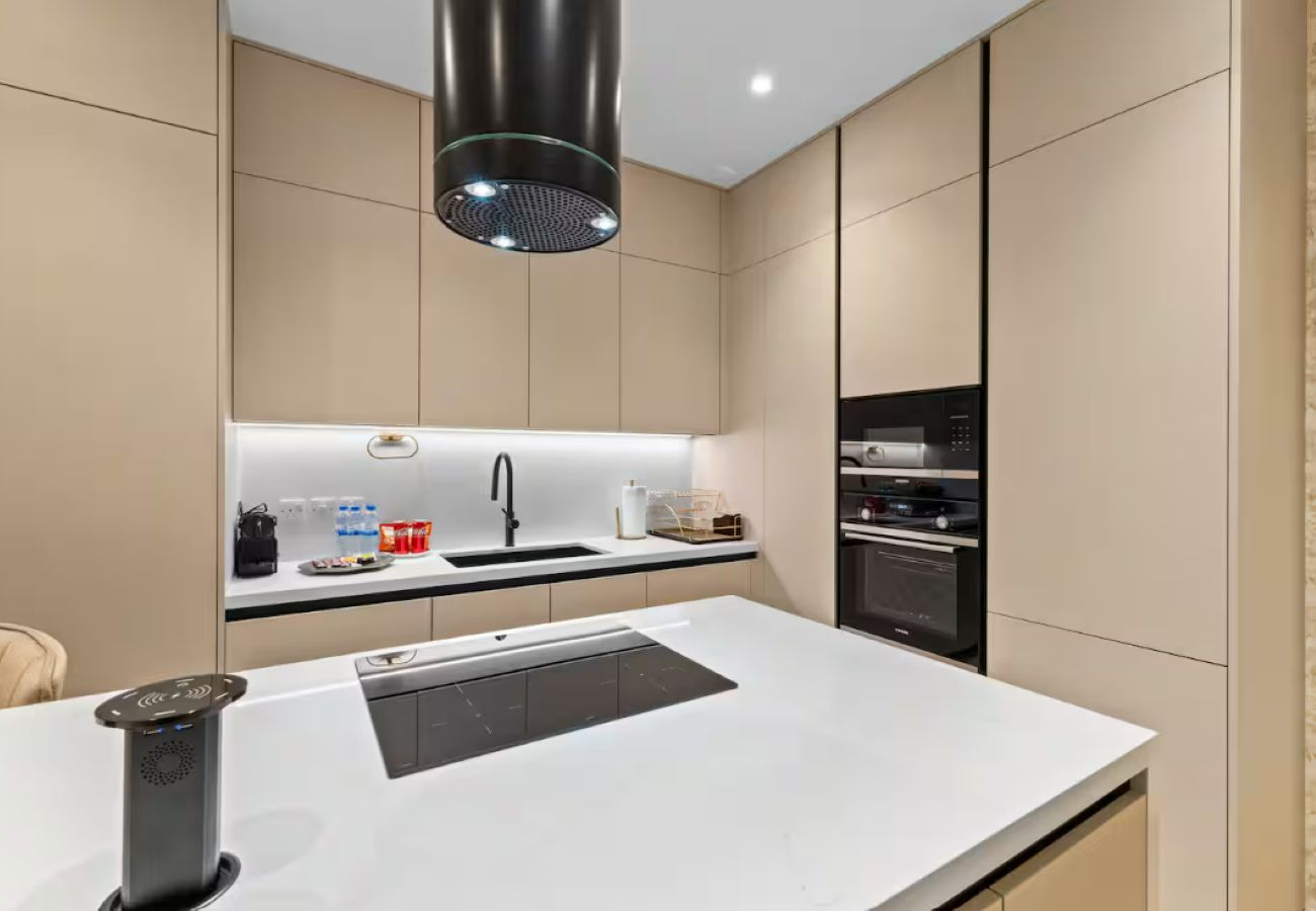 Apartment in Dubai - Palm Jumeirah 2BR w/ Direct Beach Access