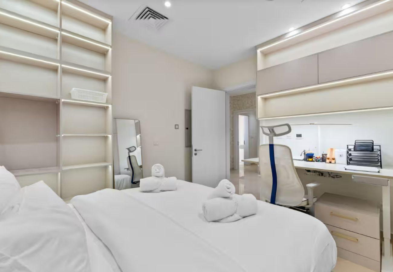 Apartment in Dubai - Palm Jumeirah 2BR w/ Direct Beach Access