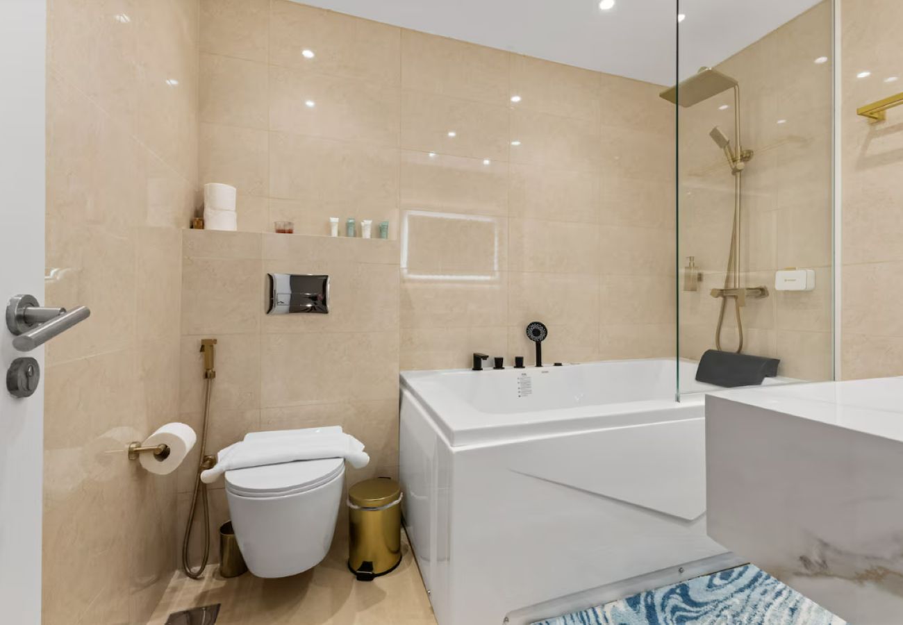 Apartment in Dubai - Palm Jumeirah 2BR w/ Direct Beach Access