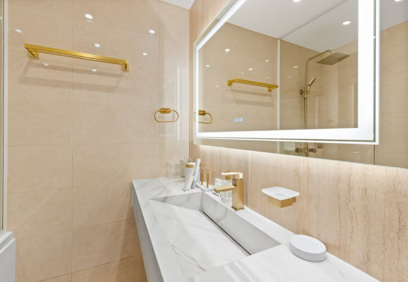 Apartment in Dubai - Palm Jumeirah 2BR w/ Direct Beach Access