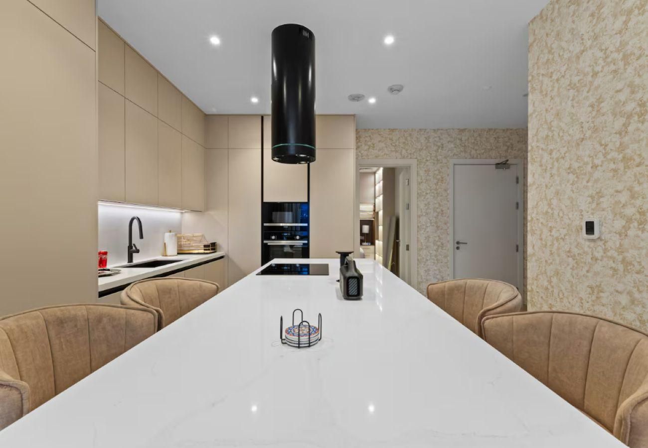 Apartment in Dubai - Palm Jumeirah 2BR w/ Direct Beach Access