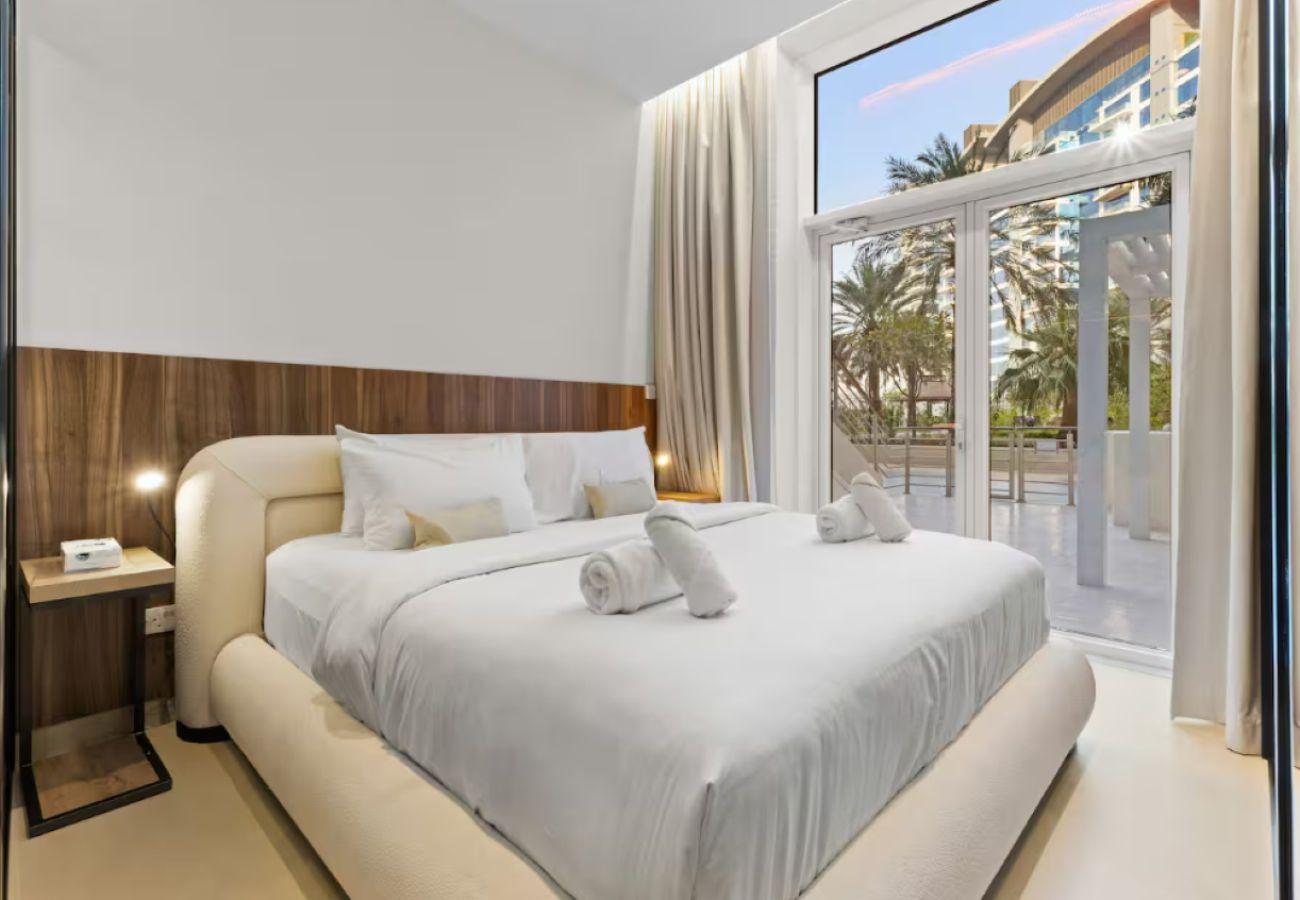 Apartment in Dubai - Palm Jumeirah 2BR w/ Direct Beach Access