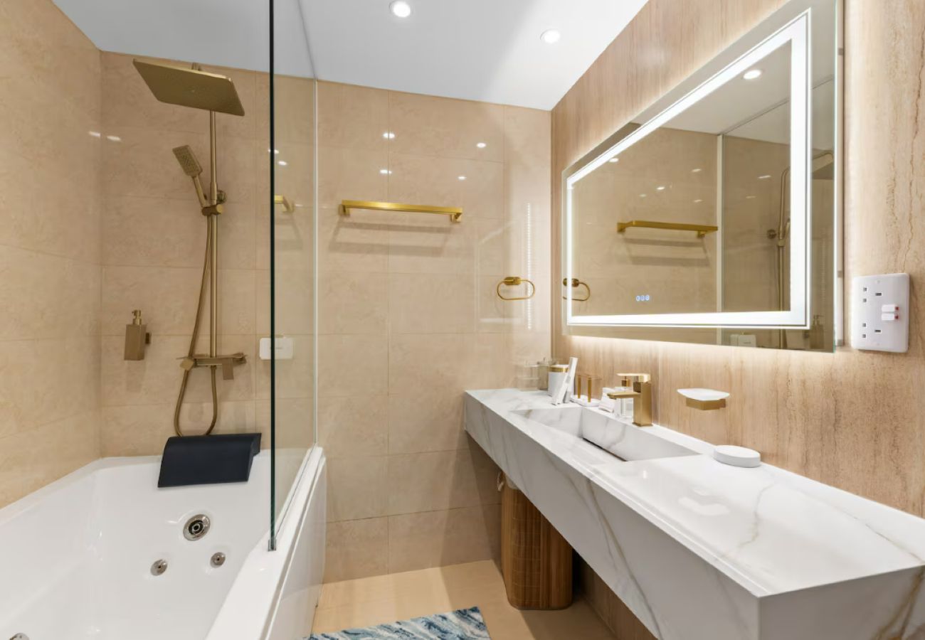 Apartment in Dubai - Palm Jumeirah 2BR w/ Direct Beach Access