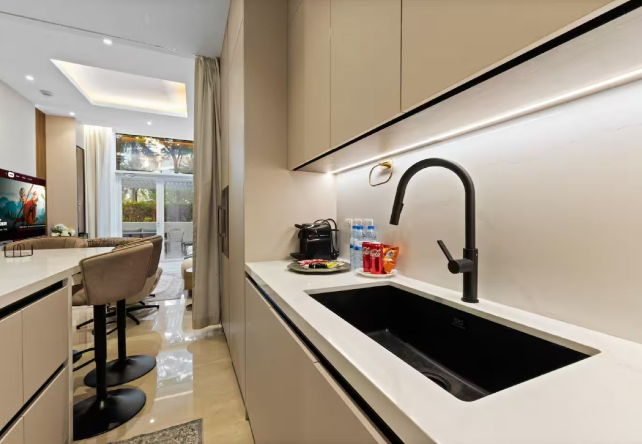 Apartment in Dubai - Palm Jumeirah 2BR w/ Direct Beach Access