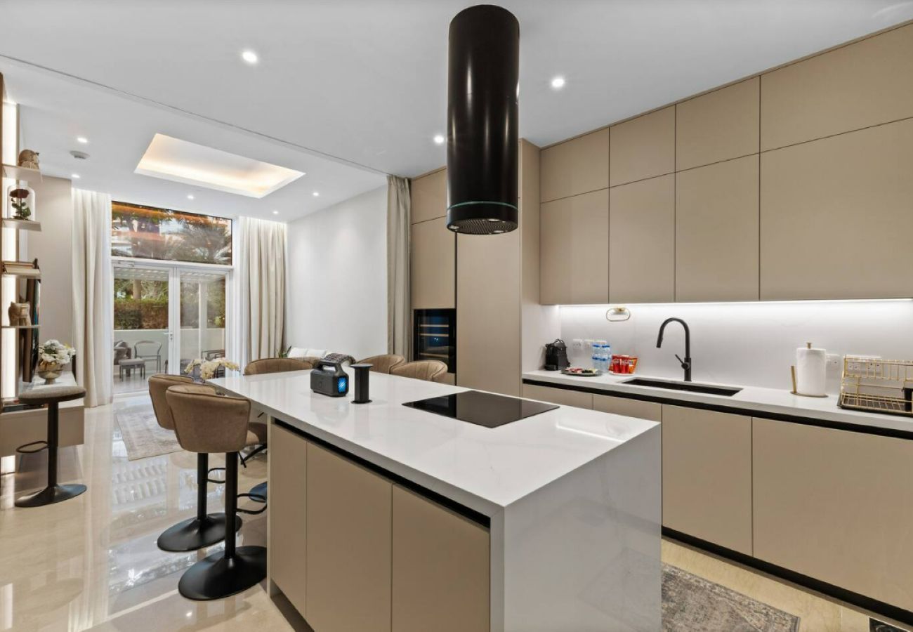 Apartment in Dubai - Palm Jumeirah 2BR w/ Direct Beach Access