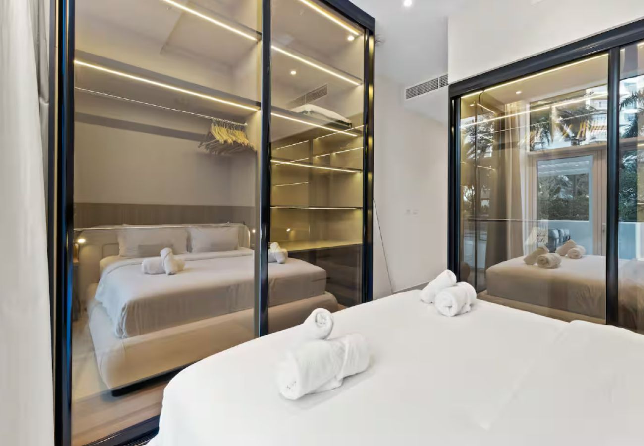 Apartment in Dubai - Palm Jumeirah 2BR w/ Direct Beach Access