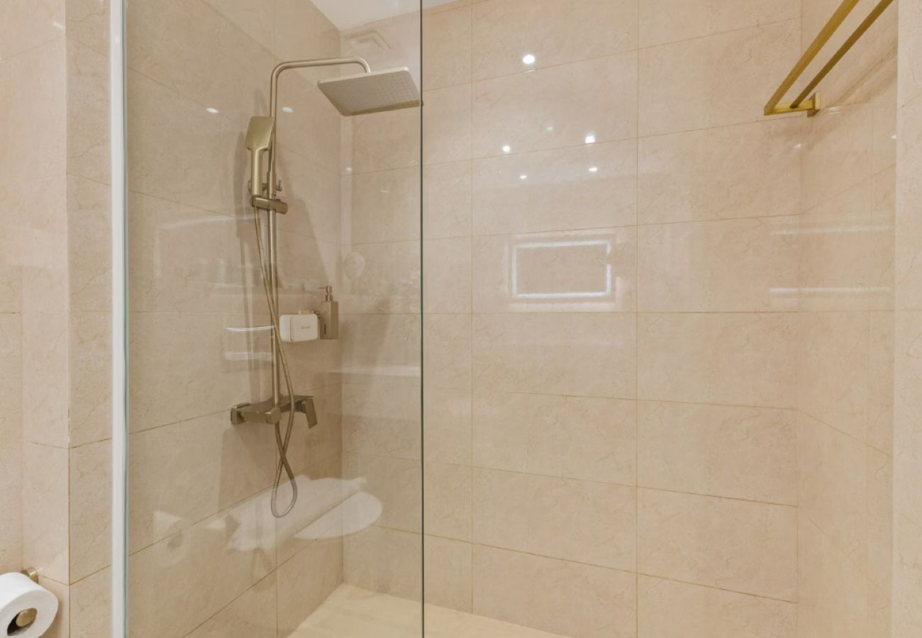 Apartment in Dubai - Palm Jumeirah 2BR w/ Direct Beach Access