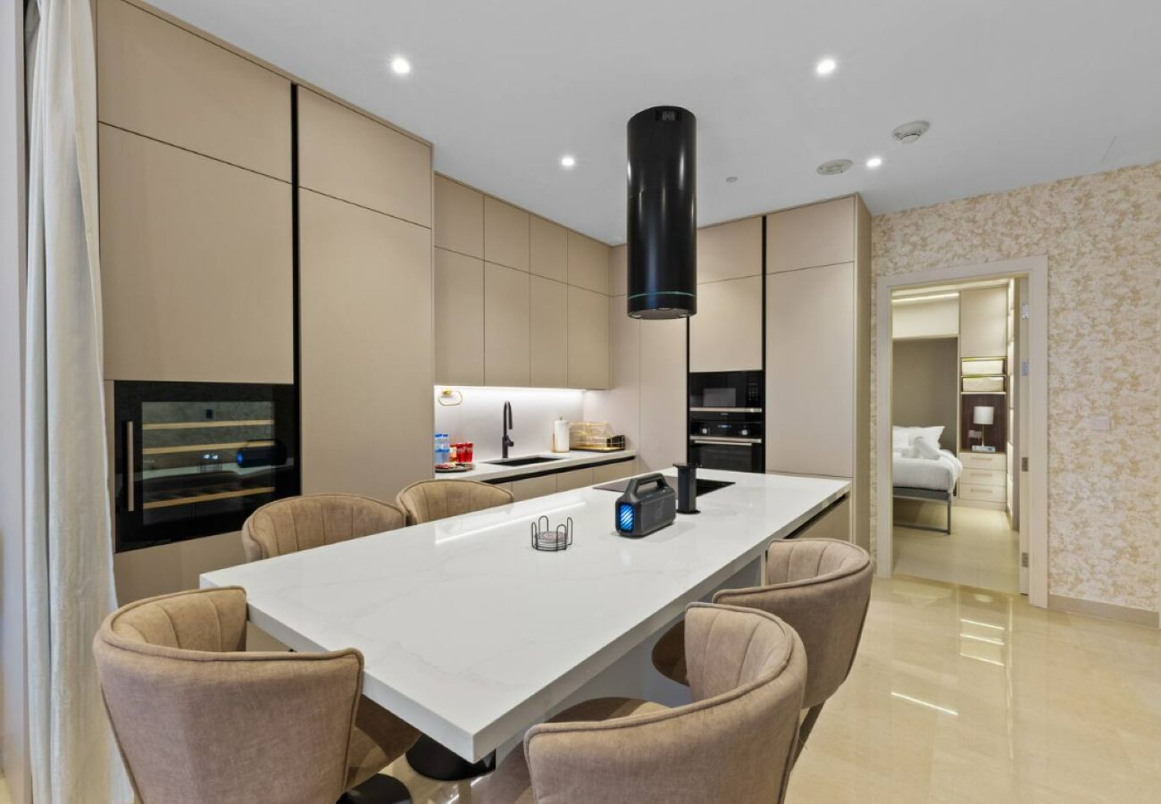 Apartment in Dubai - Palm Jumeirah 2BR w/ Direct Beach Access