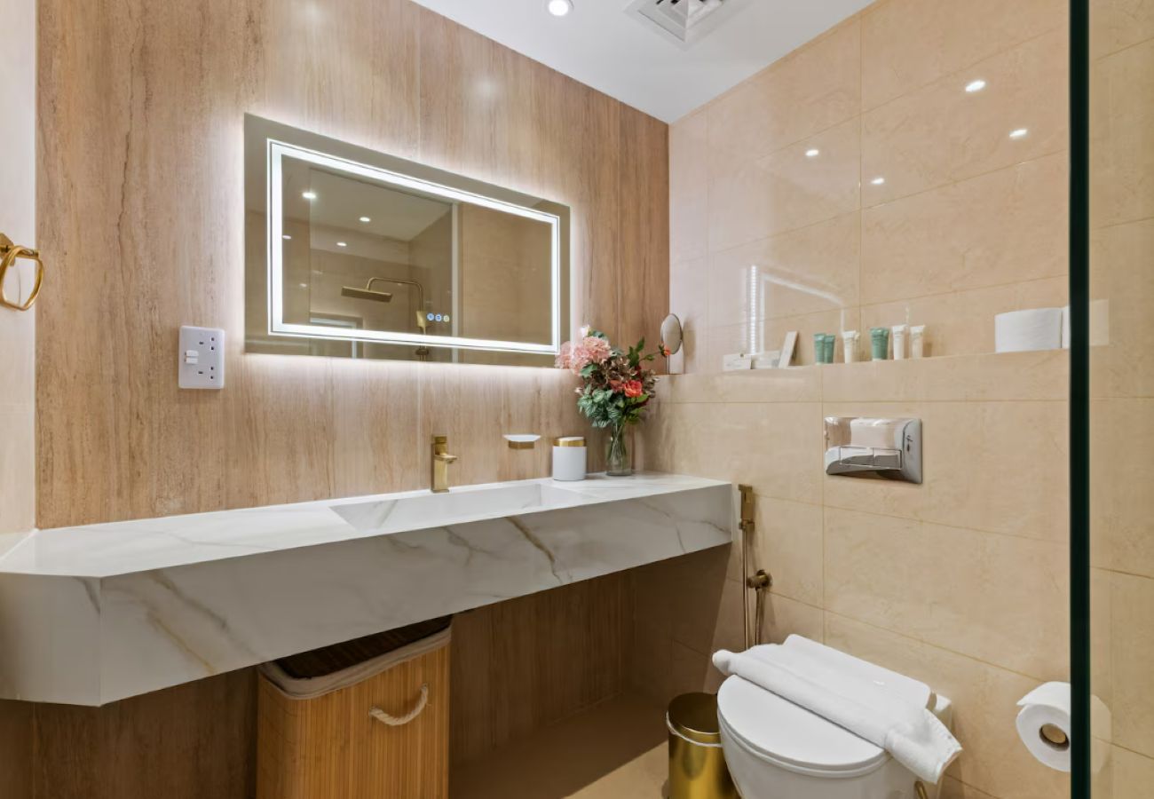 Apartment in Dubai - Palm Jumeirah 2BR w/ Direct Beach Access