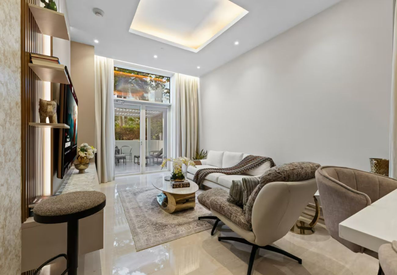Apartment in Dubai - Palm Jumeirah 2BR w/ Direct Beach Access
