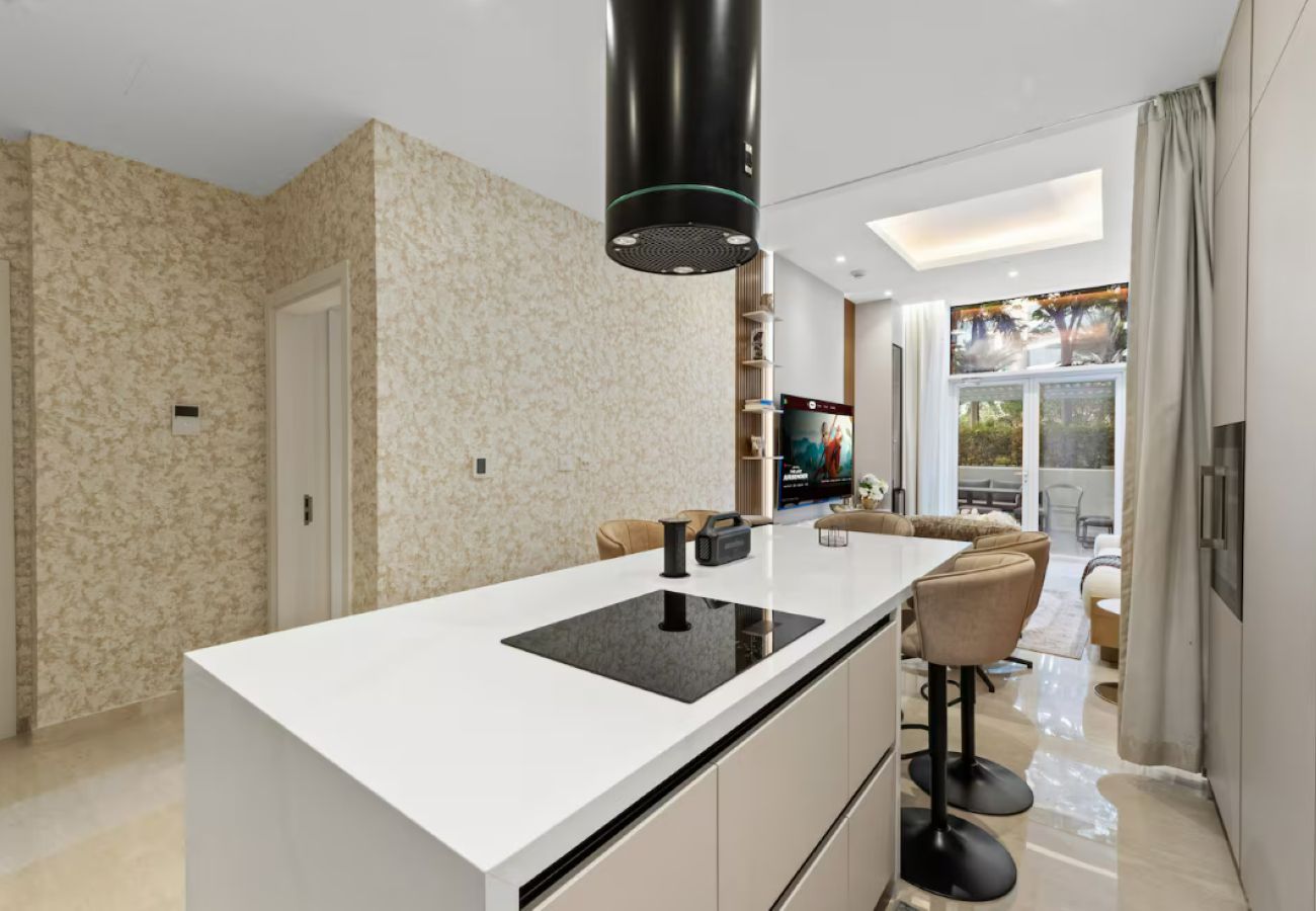 Apartment in Dubai - Palm Jumeirah 2BR w/ Direct Beach Access