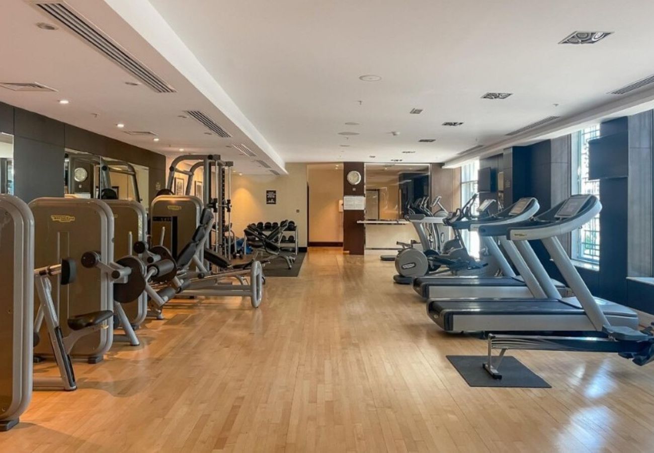 Apartment in Dubai - Cozy 1BR | Steps from Burj Khalifa & Mall