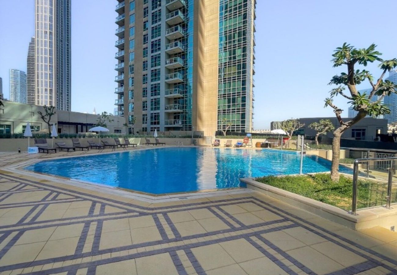 Apartment in Dubai - Cozy 1BR | Steps from Burj Khalifa & Mall