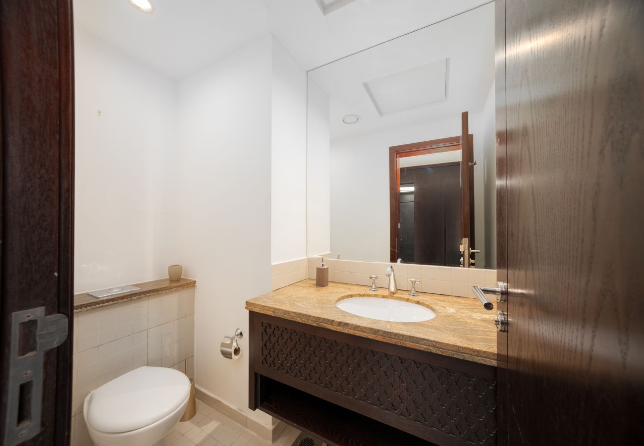 Apartment in Dubai - Cozy 1BR | Steps from Burj Khalifa & Mall