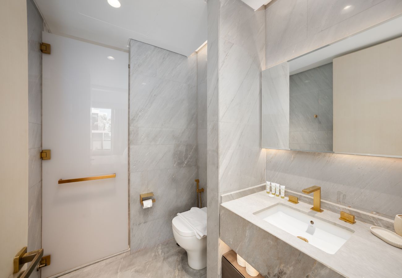 Apartment in Dubai - Modern 2BR Gem | Prime Palm Jumeirah Location