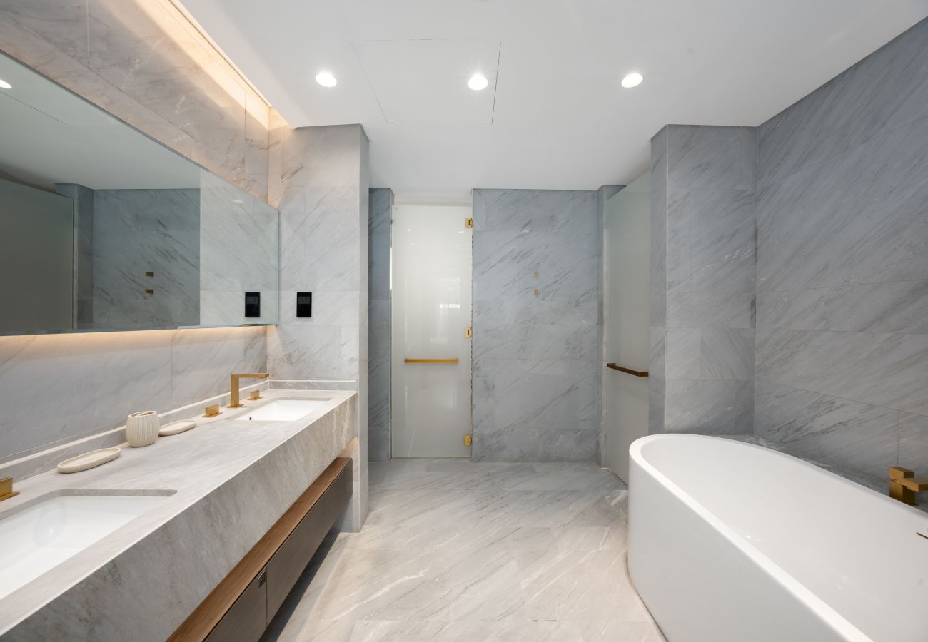 Apartment in Dubai - Modern 2BR Gem | Prime Palm Jumeirah Location