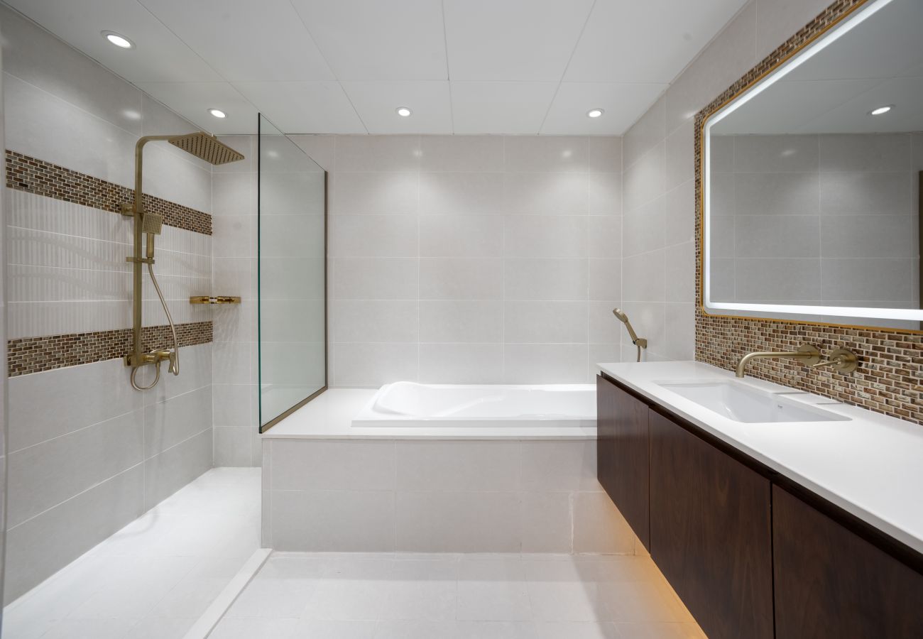 Apartment in Dubai - Refined 1BR Haven | Palm Jumeirah